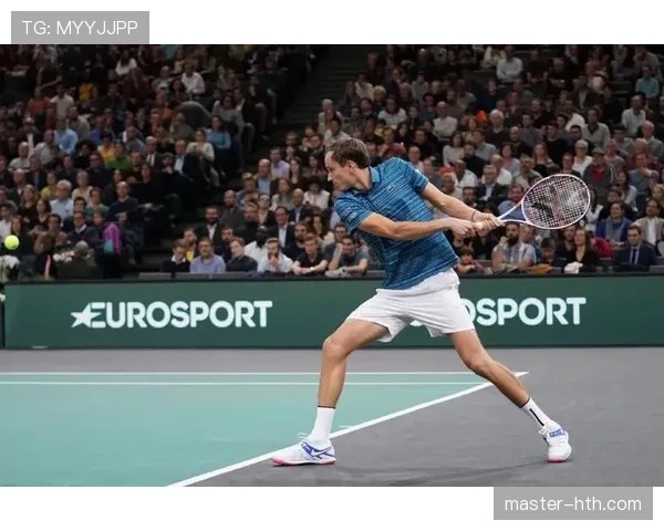 诺伊尔坚持刻苦训练重拾状态，赛季表现亮眼重塑信心